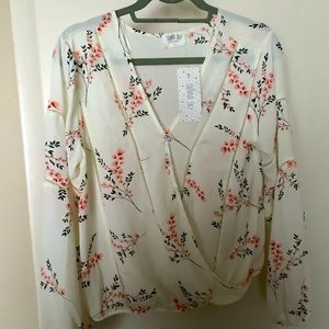 Sienna Sky Top. Size L. Elegant floral fit.